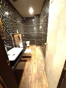 Hotel Red Stone - 3 Mins from Railway Station and 5 Mins from Metro