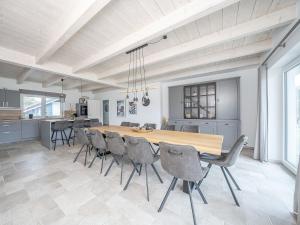 XXL-Holzhaus mit Sauna & großem Garten