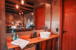 Chalé Climatizado, com banheira e varanda em frente ao Parque do Passaúna em Curitiba by Tiny House Passaúna