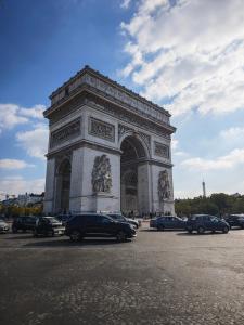 Arc de Triomphe 2 min walk Elegant Apartment