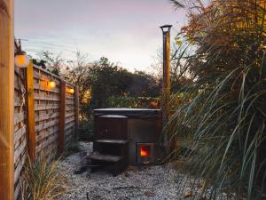 Romantic Cottage - Private Hot Tub - Sauna - Beach access