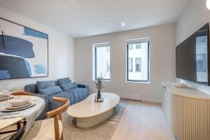 Bright & Modern 2BR - Golden Square Mile