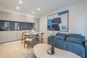Bright & Modern 2BR - Golden Square Mile