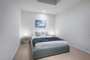 Bright & Modern 2BR - Golden Square Mile