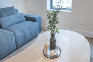 Bright & Modern 2BR - Golden Square Mile
