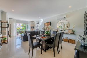 5 star Luxury Palmview apartment with large terrace and communal pool