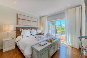 5 star Luxury Palmview apartment with large terrace and communal pool