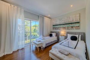 5 star Luxury Palmview apartment with large terrace and communal pool