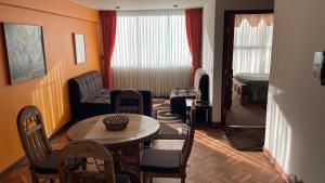 Muy cerca, a pasos de la Embajada de EEUU