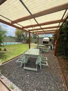 Cabaña con pileta & jardín- a minutos del centro y la playa