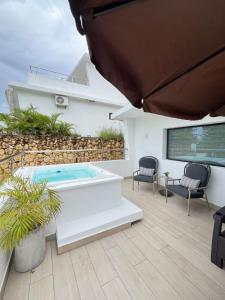 apartamento exclusivo con jacuzzi, piscina y vista al lago