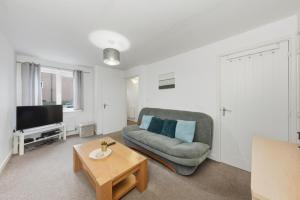 Lisas 2 bedroom house near Coventry