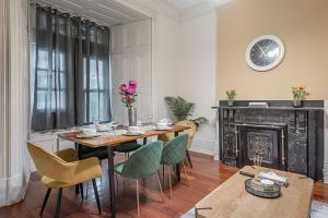 Spacious 3BR Downtown - 2 Queen & Bunk & Sofa Bed
