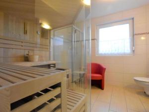 Stranddistel links mit Sauna