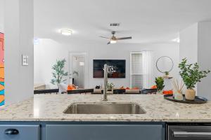 Sleeps 8 Modern 3BR Leander Coffee Bar & Yard