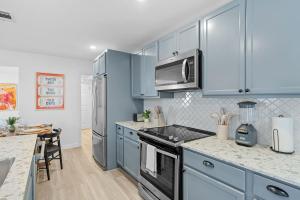 Sleeps 8 Modern 3BR Leander Coffee Bar & Yard