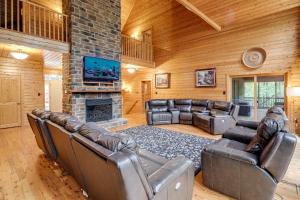 Idyllic Mtn Retreat with Hot Tub Near Shenandoah NP!