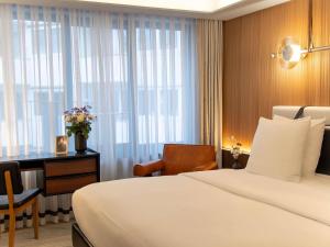 MUZE Hotel Dusseldorf - Handwritten Collection