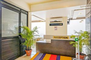 Super Townhouse OAK Regal Inn Near Sant Tukaram Nagar Metro Station