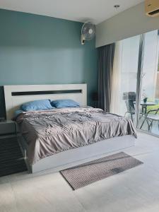 CHIC Beautiful apartment by the seaside, terrace, pool, free gym