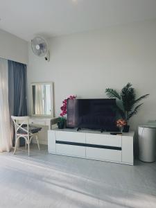 CHIC Beautiful apartment by the seaside, terrace, pool, free gym