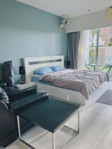 CHIC Beautiful apartment by the seaside, terrace, pool, free gym