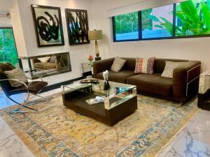 MIAMi MID-CENTURY GEM