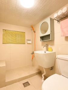 Cozy Colorful Stay near Hongdae and Airport Line for up to 6 Guests with Luggage Storage