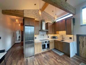 Blue Owl - Tree House Views! Couples Getaway!