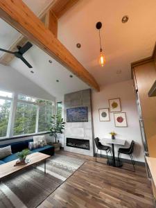 Blue Owl - Tree House Views! Couples Getaway!