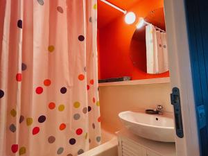 Studio cabine au pied des pistes avec balcon - FR-1-346-593