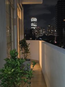 Beachfront City Escape Sunset Balcony AC WiFi