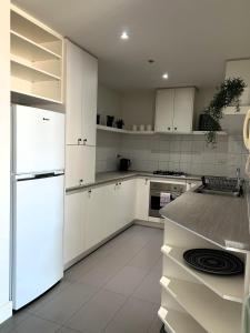 THE WATERFRONT APARTMENTS 1 Bedroom Apartment with Street Views located on the Geelong Waterfront - 4607