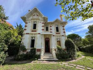Magnifique Villa Familiale avec jardin, parking privé, Proche plages, commerces, gare, jusquà 12 Pers