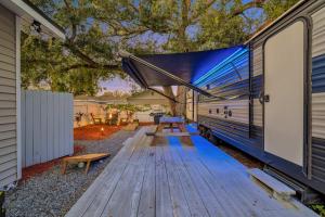 The Backyard Glampground - Camper Fire Pit & Games