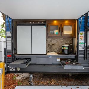 The Backyard Glampground - Camper Fire Pit & Games