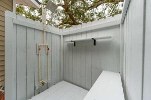 The Backyard Glampground - Camper Fire Pit & Games