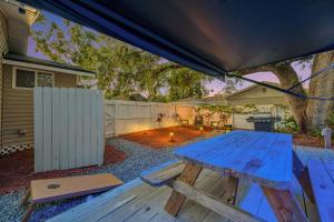 The Backyard Glampground - Camper Fire Pit & Games