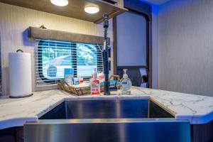 The Backyard Glampground - Camper Fire Pit & Games