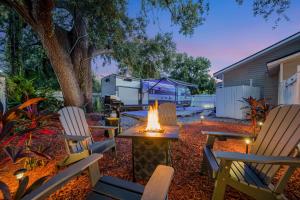 The Backyard Glampground - Camper Fire Pit & Games