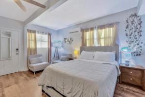 Sunny Tampa Home Near Downtown & Stadiums