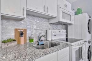 Sunny Tampa Home Near Downtown & Stadiums