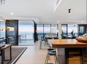 Exclusive Circle on Cavill Sub-Penthouse Luxury Apt - Hosted by Coastal Letting Co.