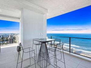 Exclusive Circle on Cavill Sub-Penthouse Luxury Apt - Hosted by Coastal Letting Co.