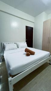 Chic 1BR Getaway with Twin Balcony Charm