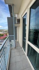 Chic 1BR Getaway with Twin Balcony Charm