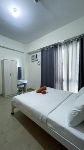 Chic 1BR Getaway with Twin Balcony Charm