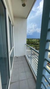 Chic 1BR Getaway with Twin Balcony Charm