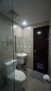 Chic 1BR Getaway with Twin Balcony Charm