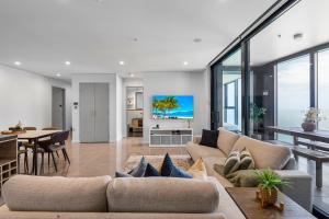 The Wave - NEW Beachfront Skyhome 3BR Ocean Coastal View with Parking Pool and GYM